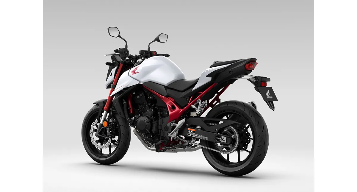 Lateral esquerda da nova moto Honda CB750 Hornet branca com detalhes em vermelho