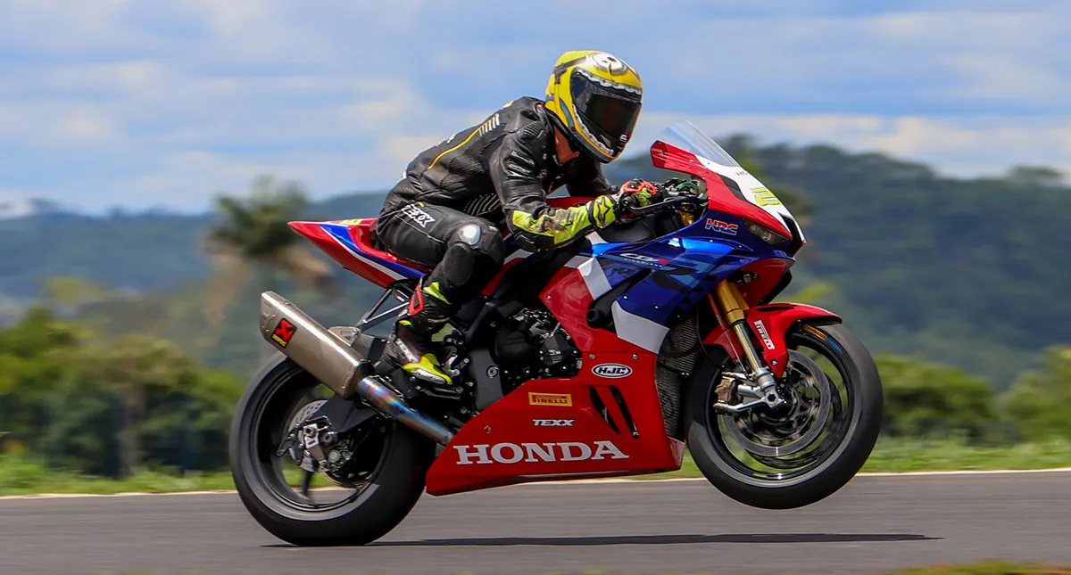 Piloto Pedro Sampaio em competição com a moto Fireblade