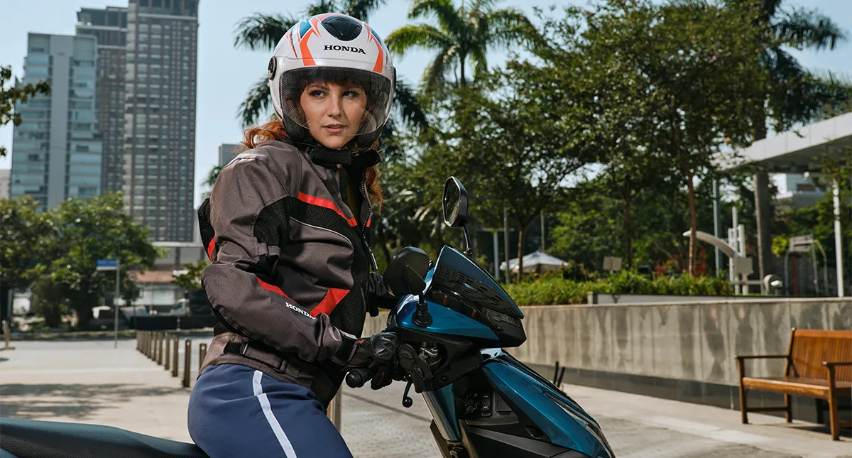 Detalhe Lateral Motocicleta Honda Elite 125 na cidade