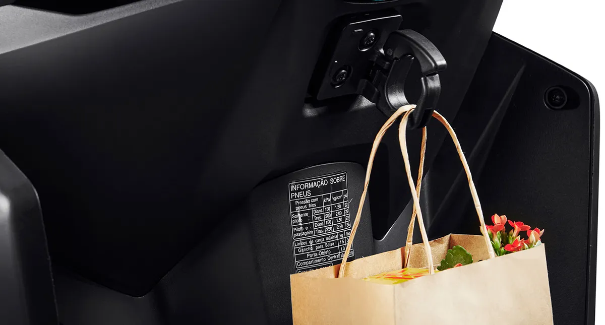 Detalhe do design do gancho de utilidades da motocicleta Honda Elite 125 na cor Azul Metálico - Mystery Blue Metallic