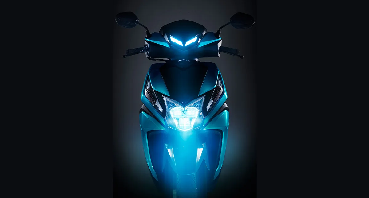 Detalhe da tecnologia da Luz de presença e farol de LED da motocicleta Honda Elite 125 na cor Azul Metálico - Mystery Blue Metallic