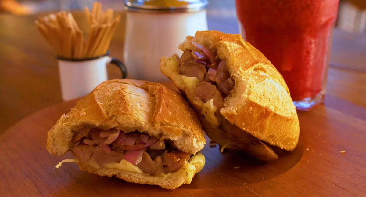 Lanche de linguiça artesanal