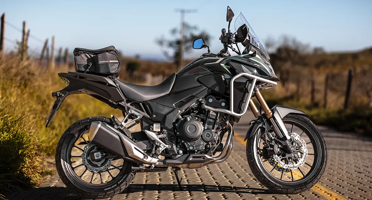 Motocicleta Honda CB 500X estacionada na estrada