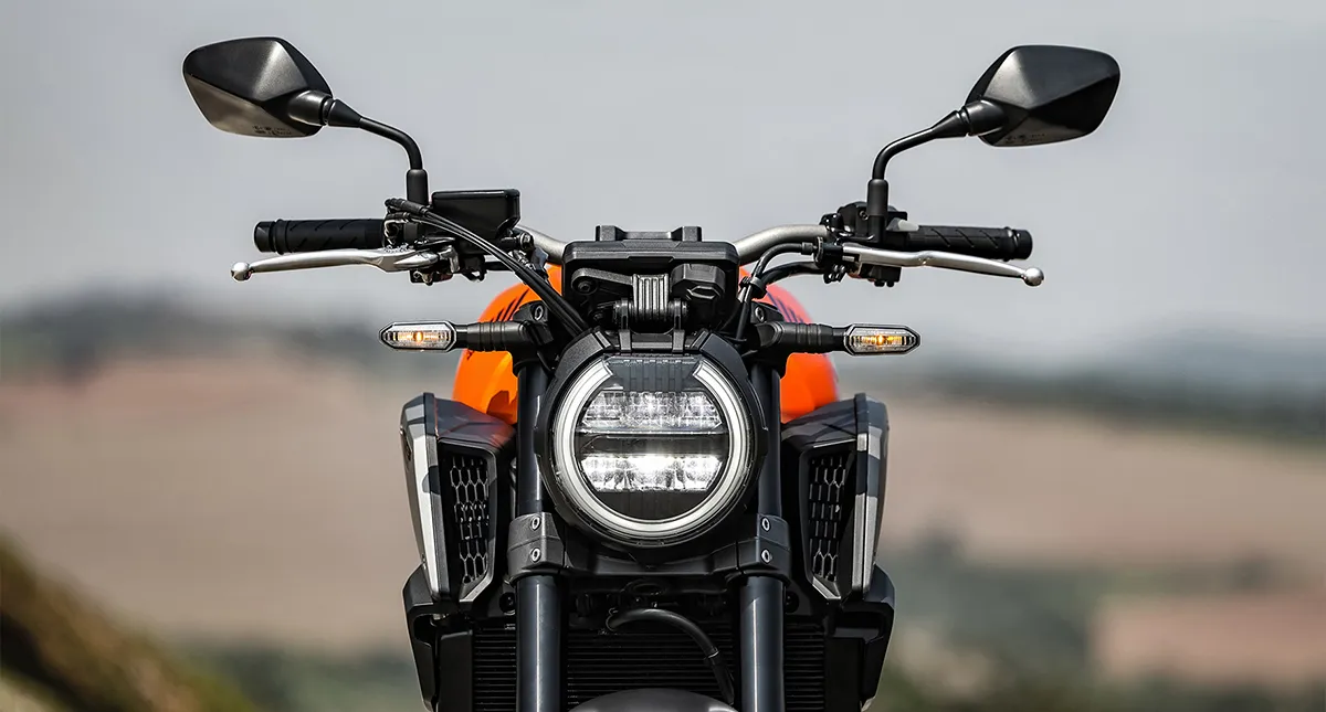 Detalhes dos faróis da motocicleta Honda CB 1000R laranja