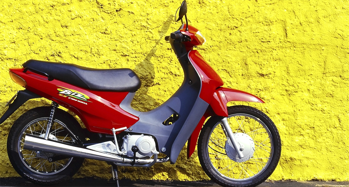 Motocicleta honda biz c100 es de 1999 vermelha