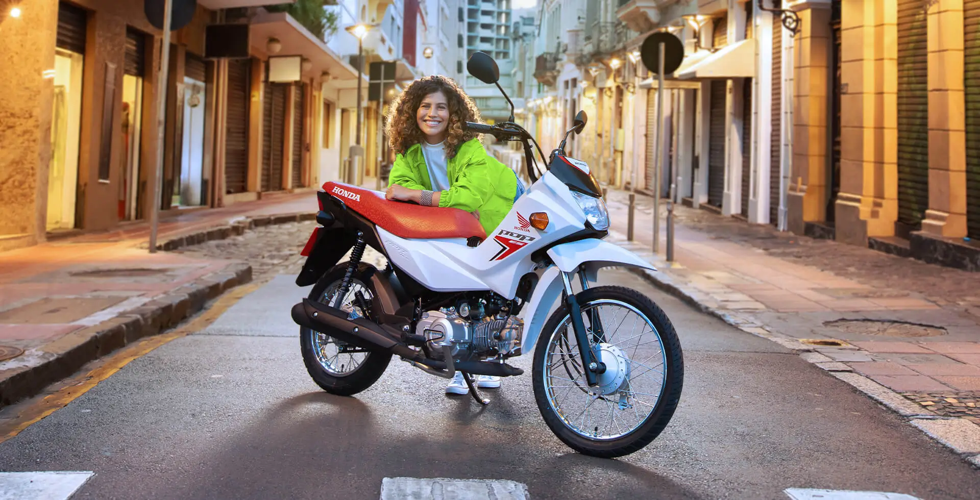 Mulher encostada na Moto Honda POP 110i ES Branco Ross White