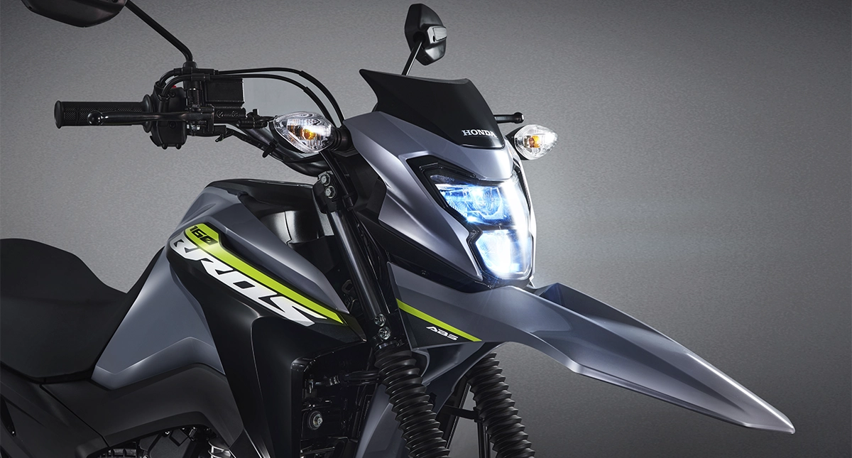 Frente e farol da moto Honda NXR Bros 160 cinza