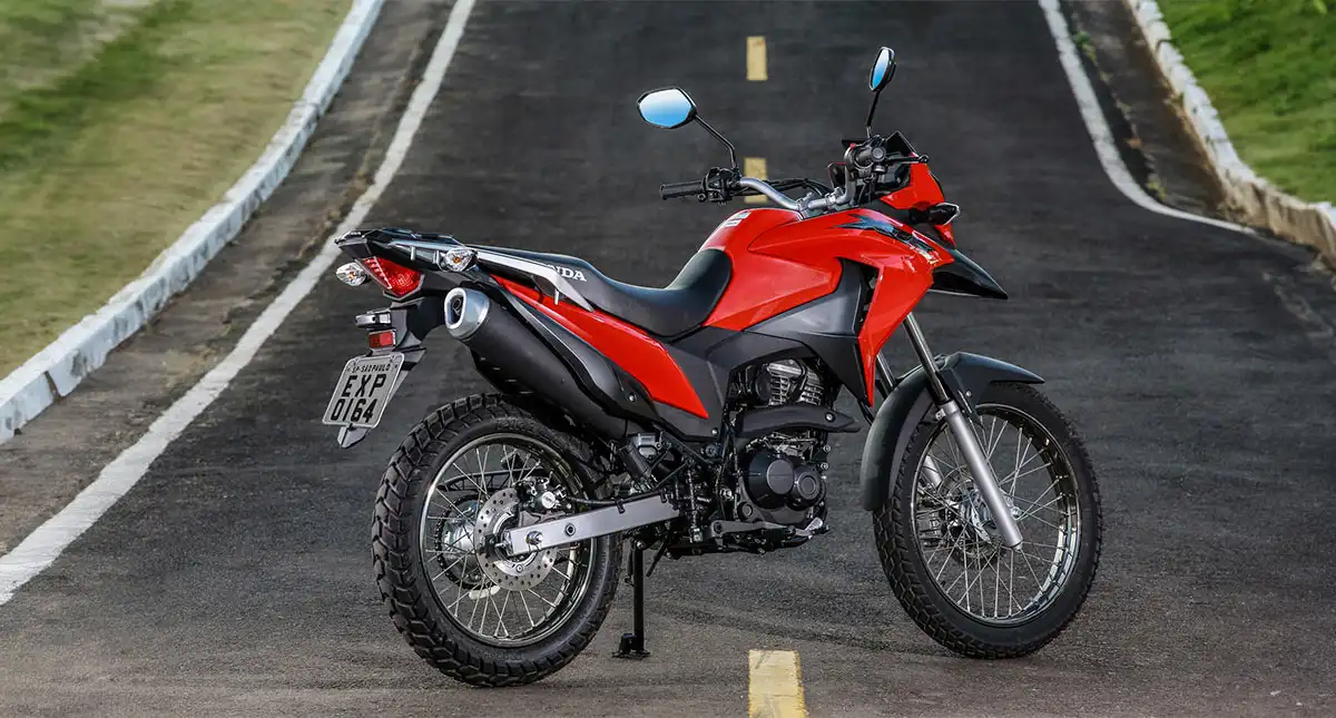 Detalhe do tanque da Motocicleta Honda XRE 190 verde Abs