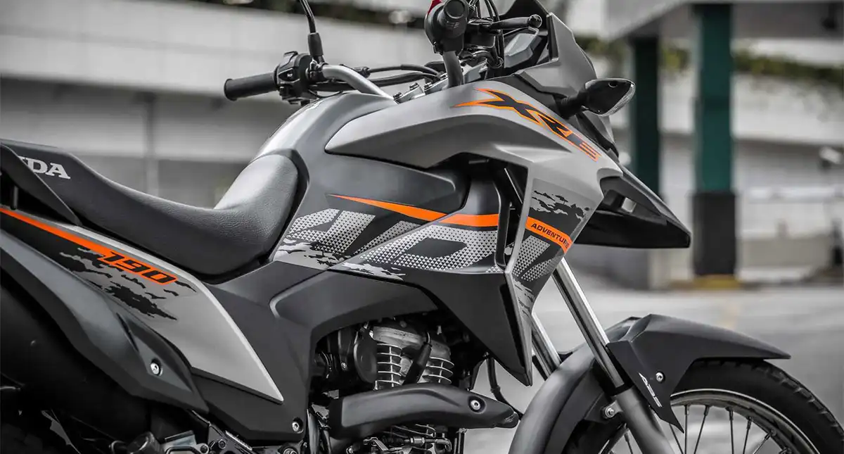 Detalhe lateral da XRE 190 SE Adventure 2020 cinza