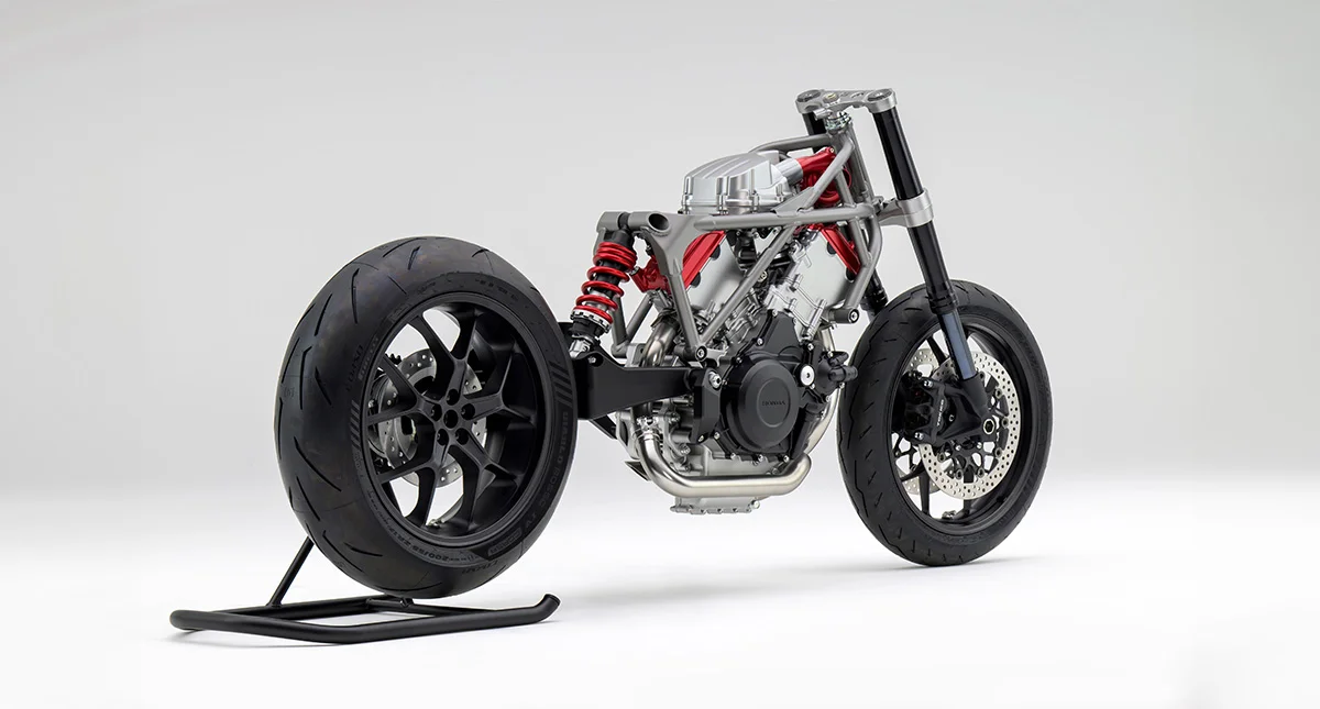 Estrutura e Pneus Moto Honda Motor V3 lateral