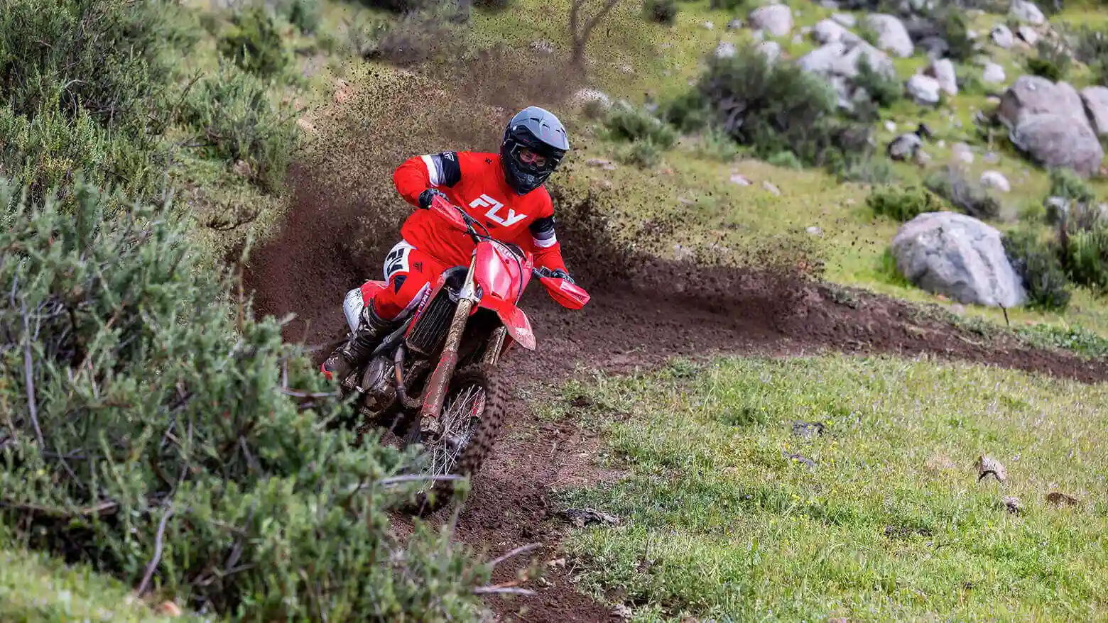 Homem pilotando Moto Honda CRF 450 em estrada de terra