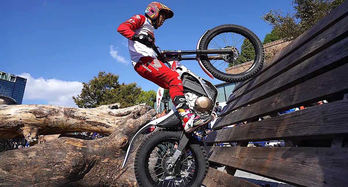 Fujinami com motocicleta elétrica Honda no Trial