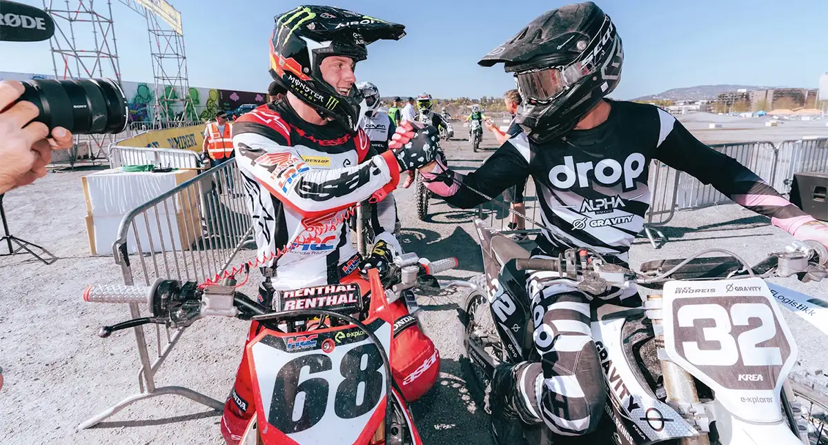 Schareina com moto Honda CR-E 