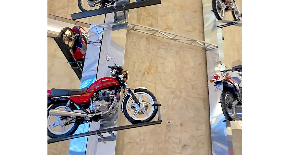 Exposição de Motocicletas Honda suspensas