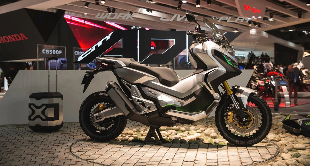 Motocicleta City Adventure Concept na EICMA 2015 Lateral