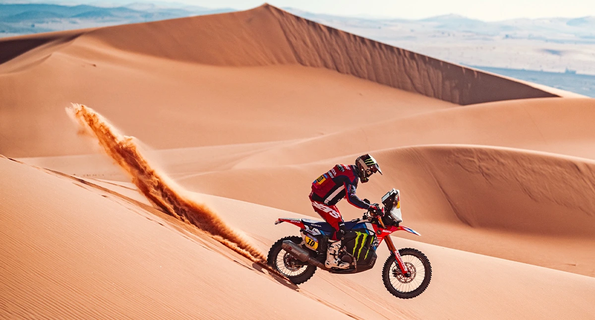 Skyler Howes descendo uma duna com sua moto Honda CRF 450 Rally durante o Dakar 2025