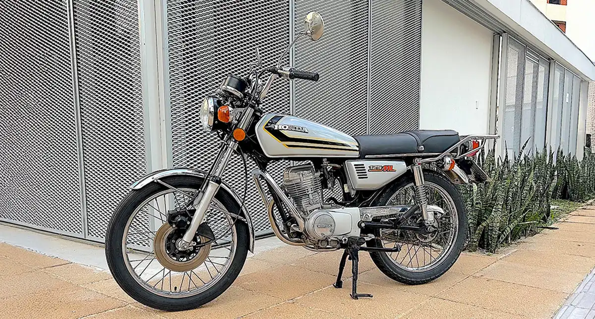 Honda 125 ML em fotografia lateral, destacando seu design clássico