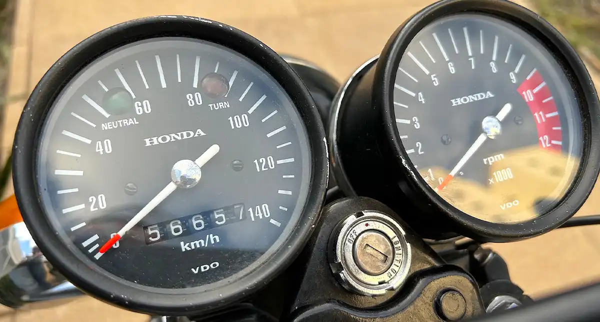 Detalhe do painel de instrumentos da Honda 125 ML, mostrando o velocímetro e o conta-giros