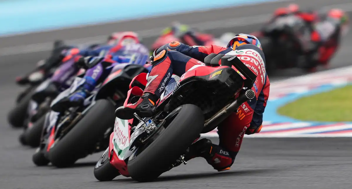 Grupo de motociclistas na competição