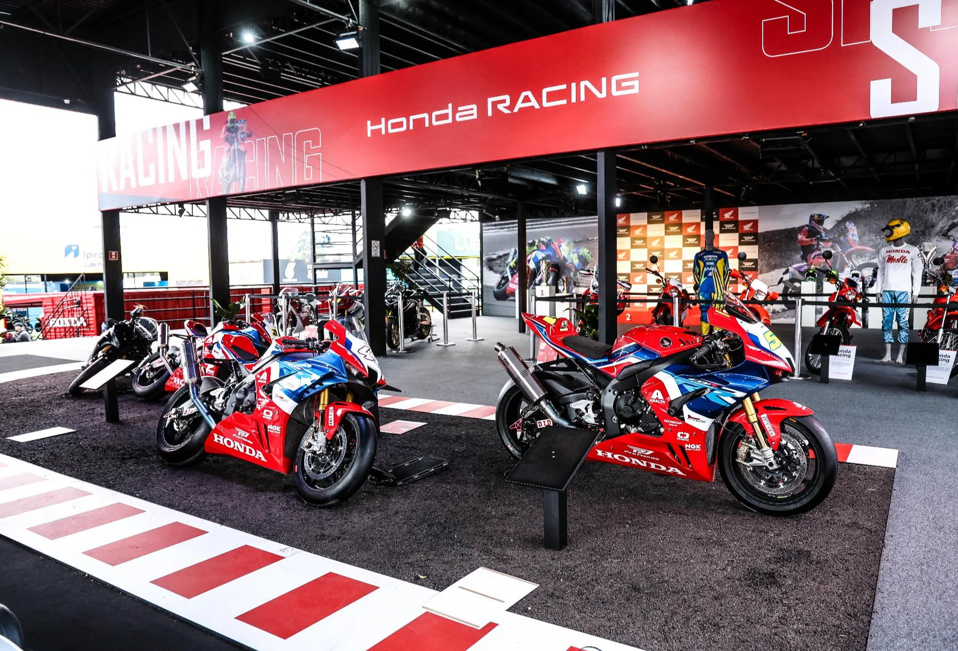 Motociletas Honda sendo exposta no festival