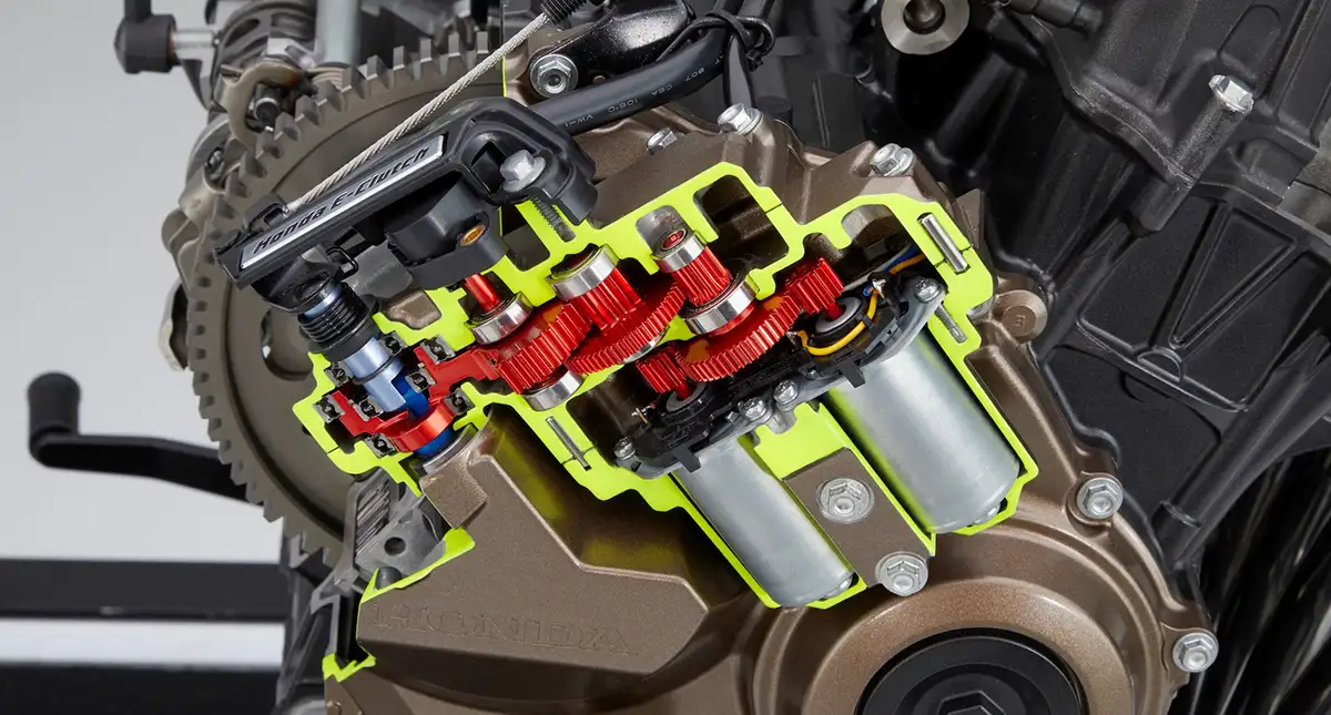 comparativo entre o sistema Honda E-Clutch e uma transmissão manual, destacando as diferenças de funcionamento.