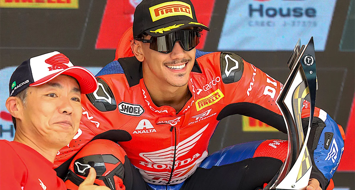 Piloto Honda Gui Brito posando com fã no Superbike 2025