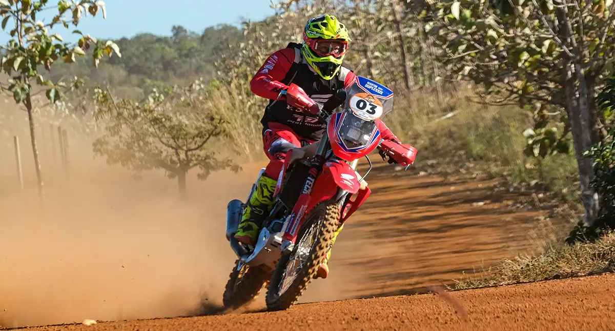 piloto martin pilotando em uma trilha de terra