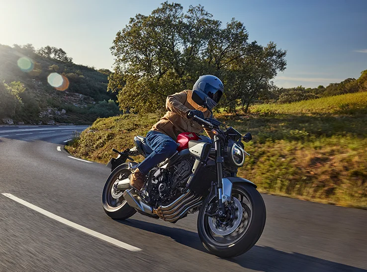 Homem pilotando uma Honda CB 650R com tecnologia E-Clutch