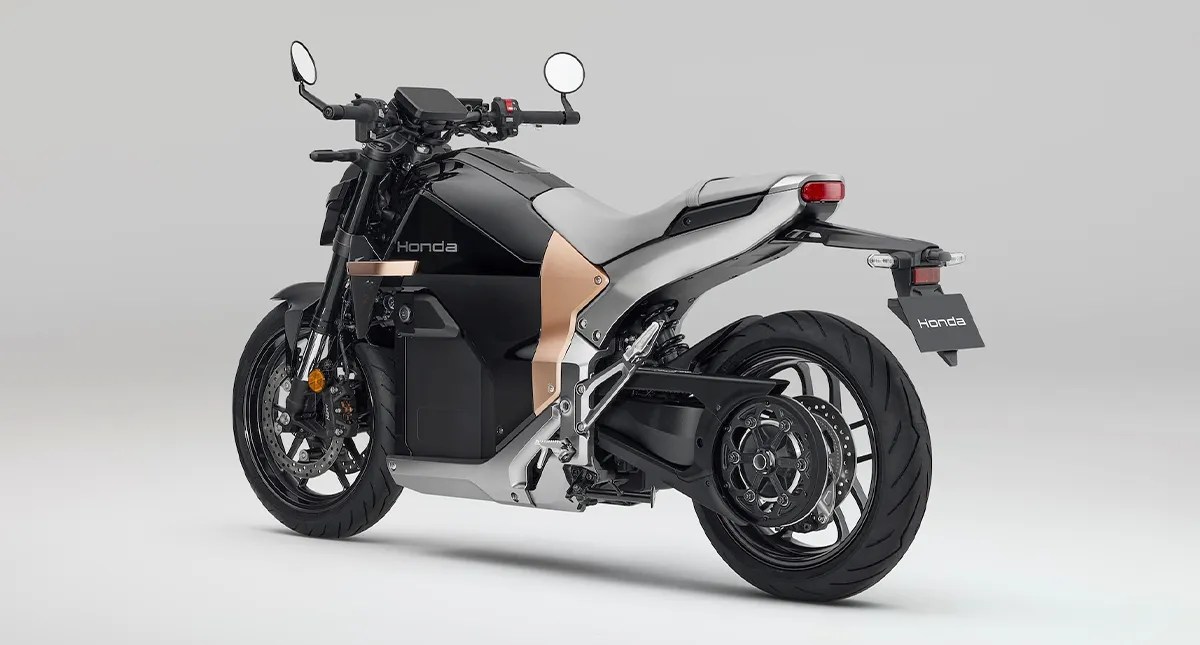 Moto elétrica Honda preta em ângulo traseiro lateral