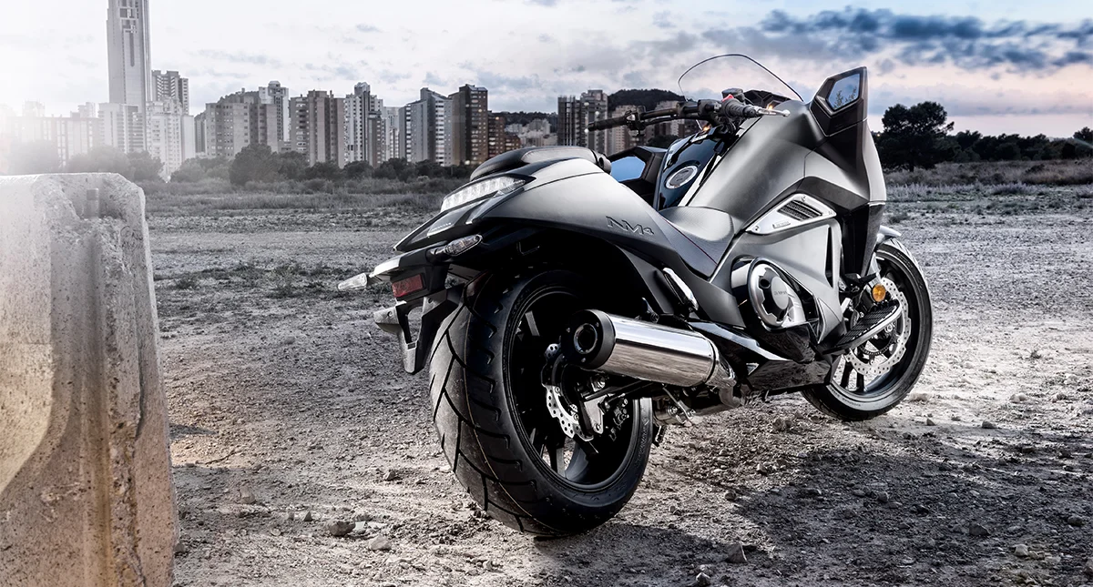 Honda NM4 preta em terreno de terra