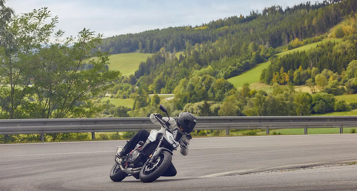 Piloto faz curva em estrada com colinas