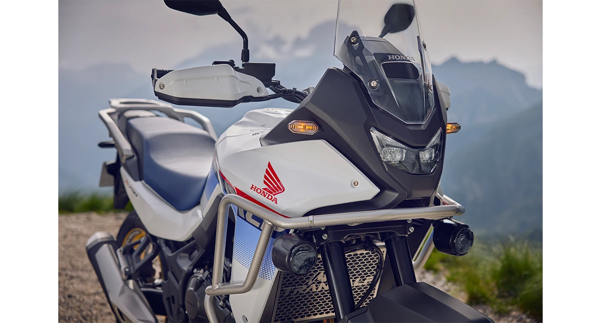 Close da dianteira da moto Honda Transalp