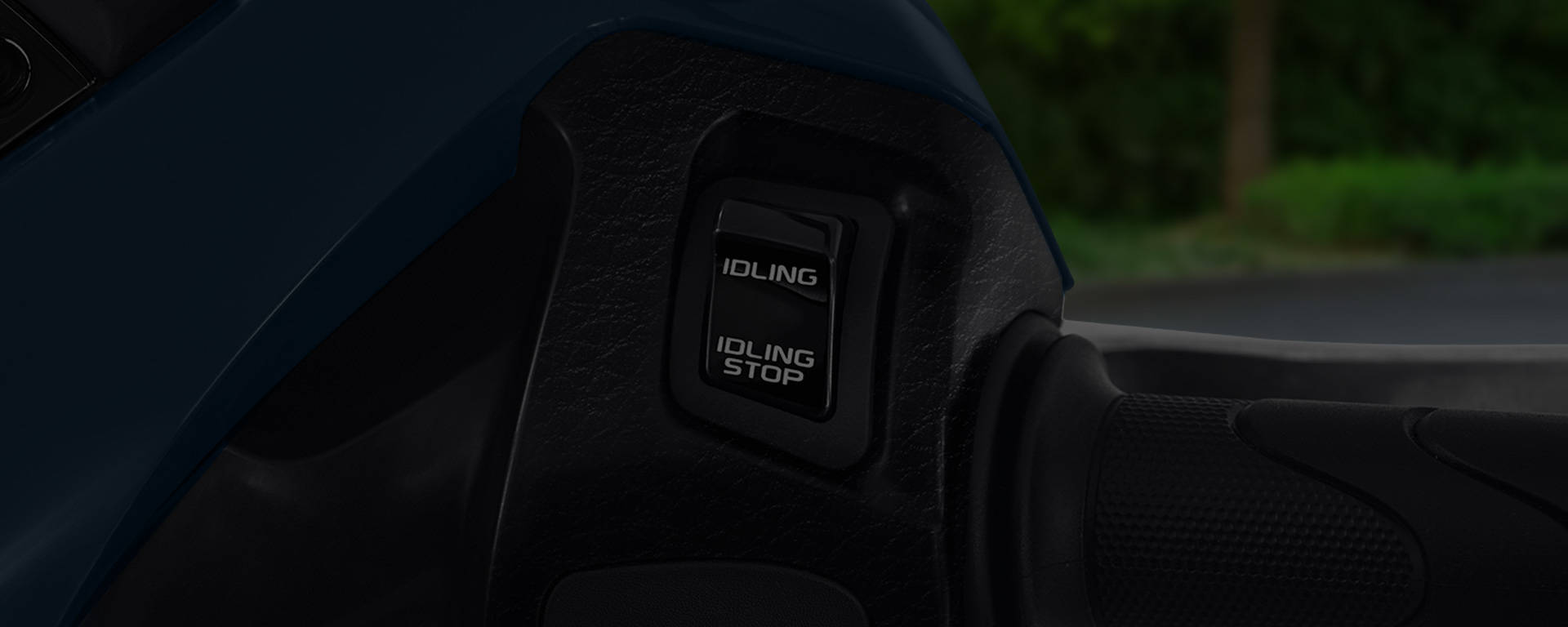Botão no guidão da moto do Sistema Idling Stop