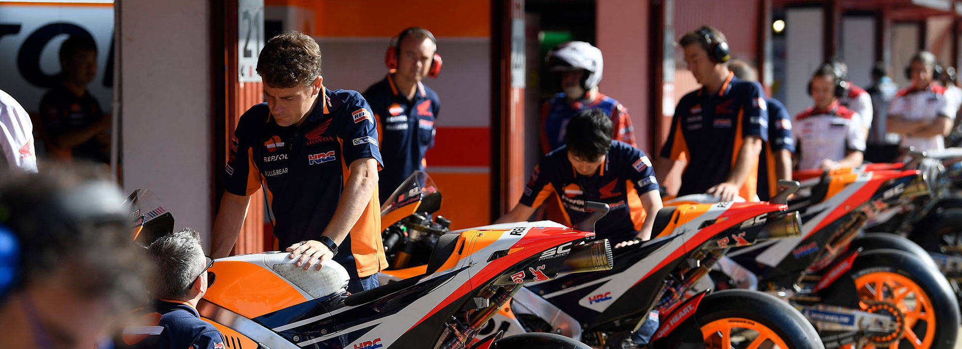 Equipe Honda HRC cuidando das motos RC 213V