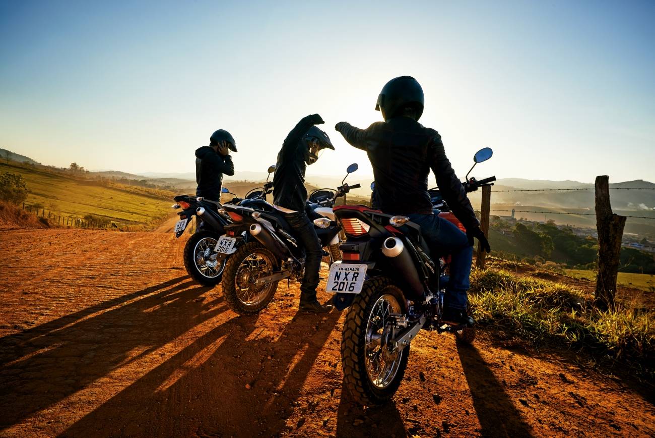 Pilotos com Honda NXR Bros 150cc e 160cc na estrada de terra