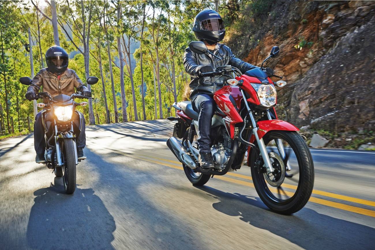 Casal com Moto Bros 160 Viajando