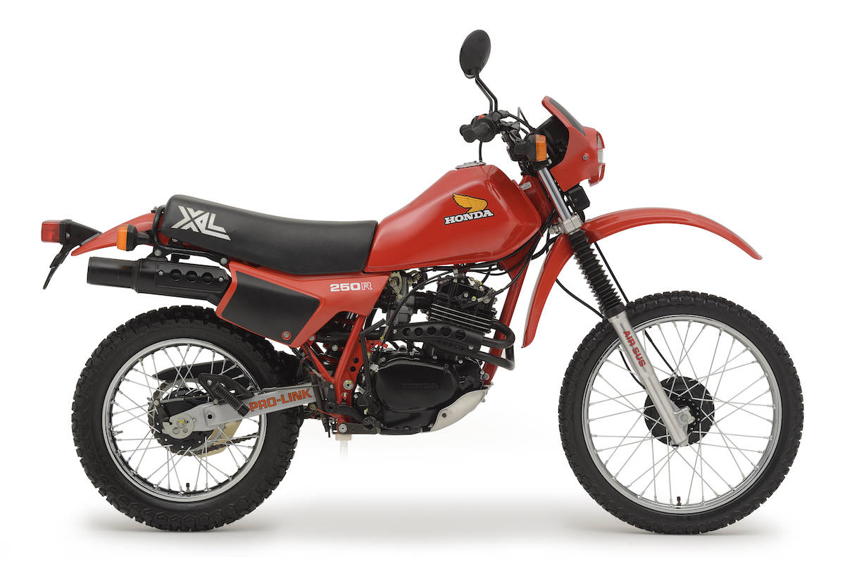 Honda XL 250R 1982 Vermelha de Lado