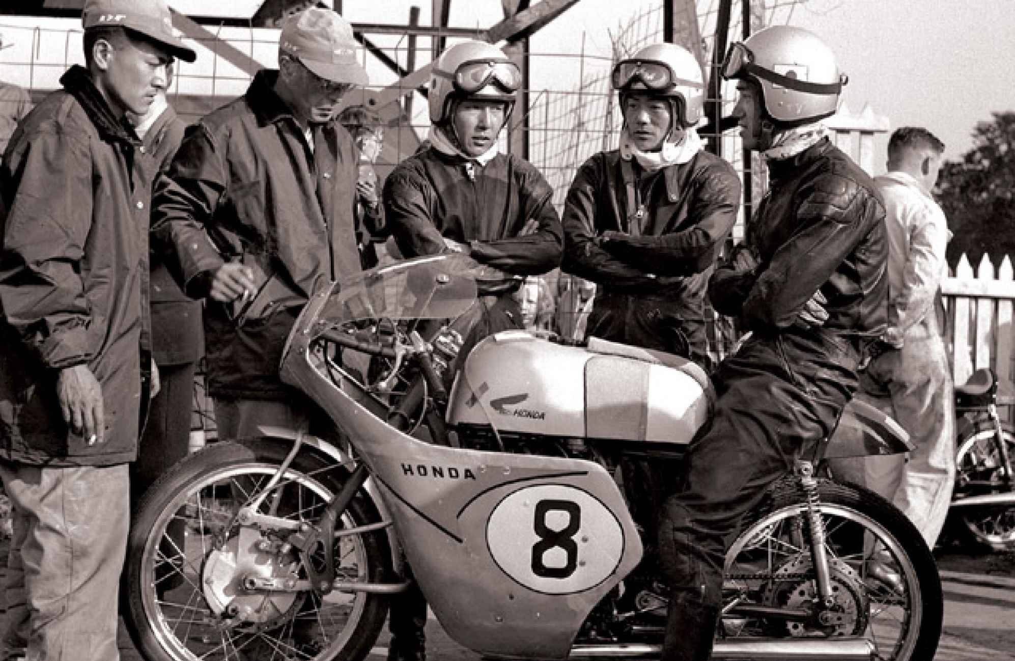 Equipe japonesa da Honda Motos com piloto em moto RC 141