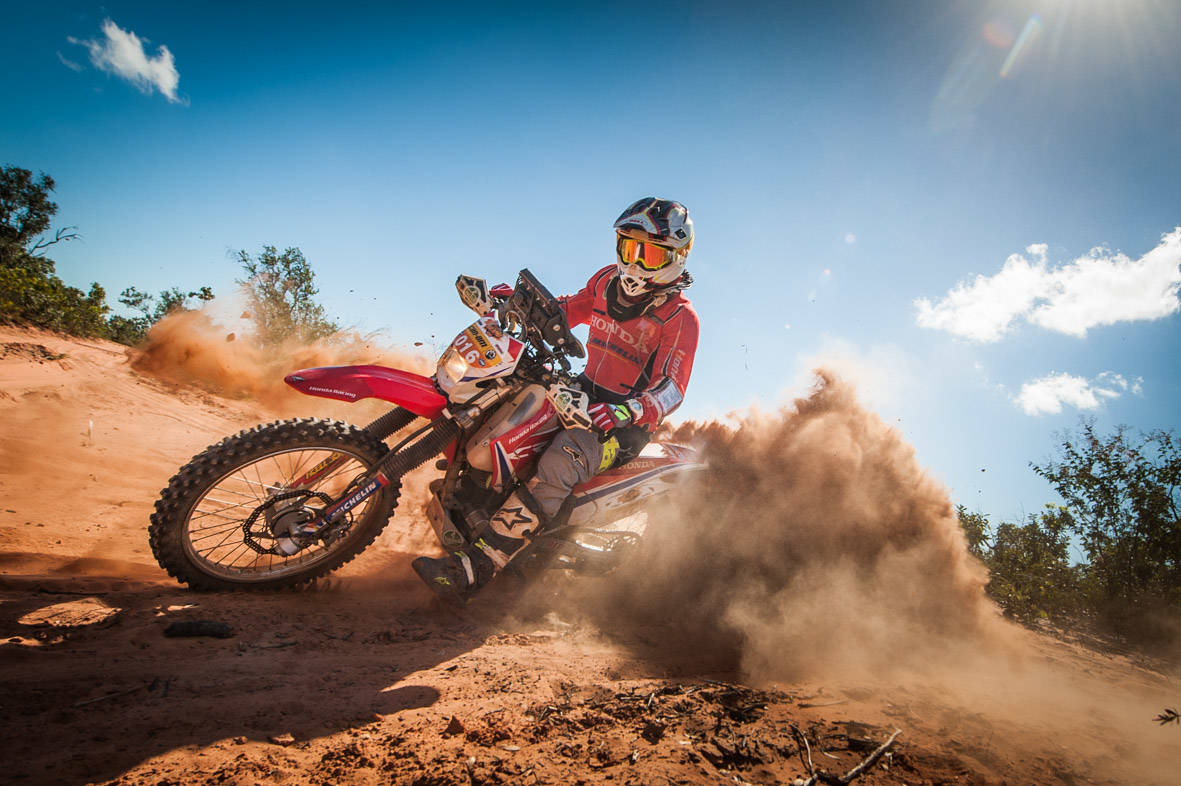 Piloto com Moto Honda Off Road na Lama