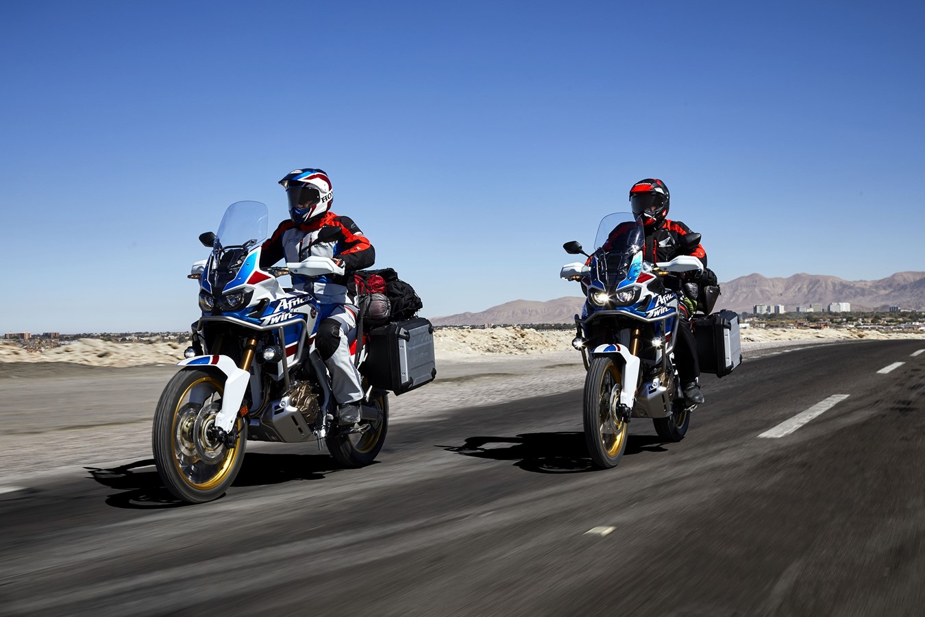 Dupla de Motociclistas com África Twin Adventure