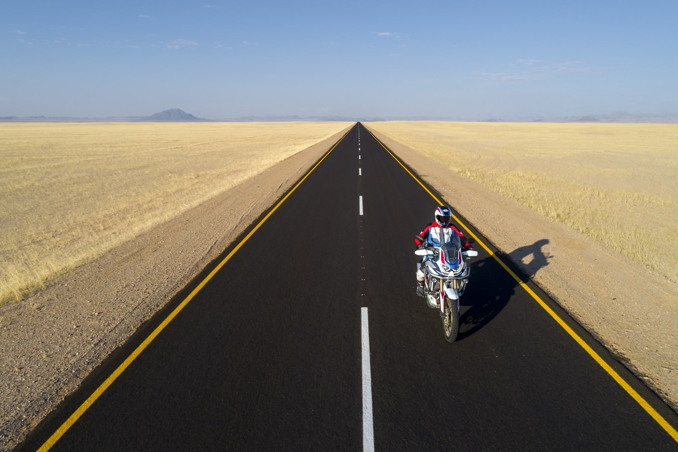 Piloto de África Twin Adveture Sports na estrada do Chile