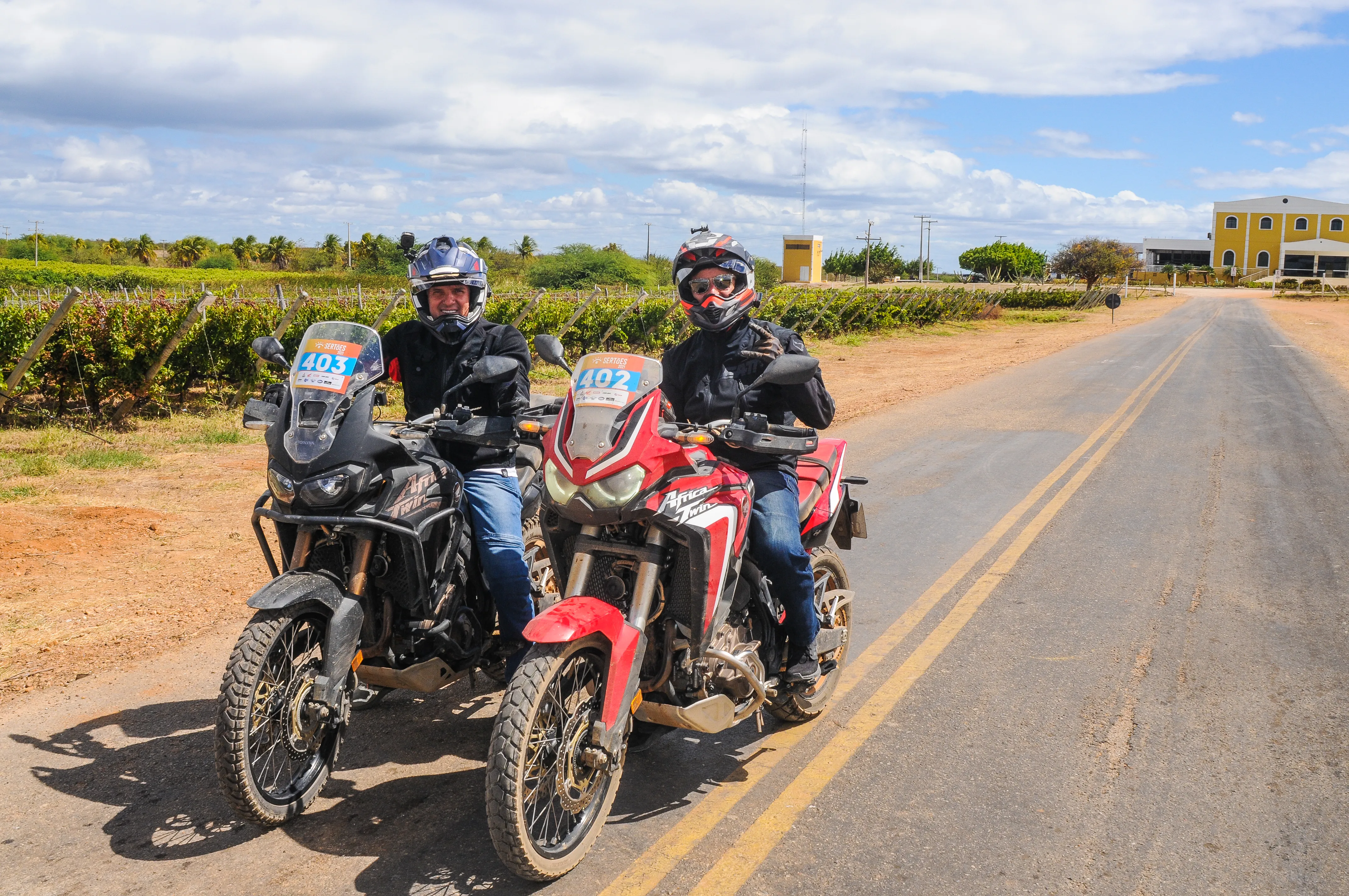 Duas motos Honda na estrada