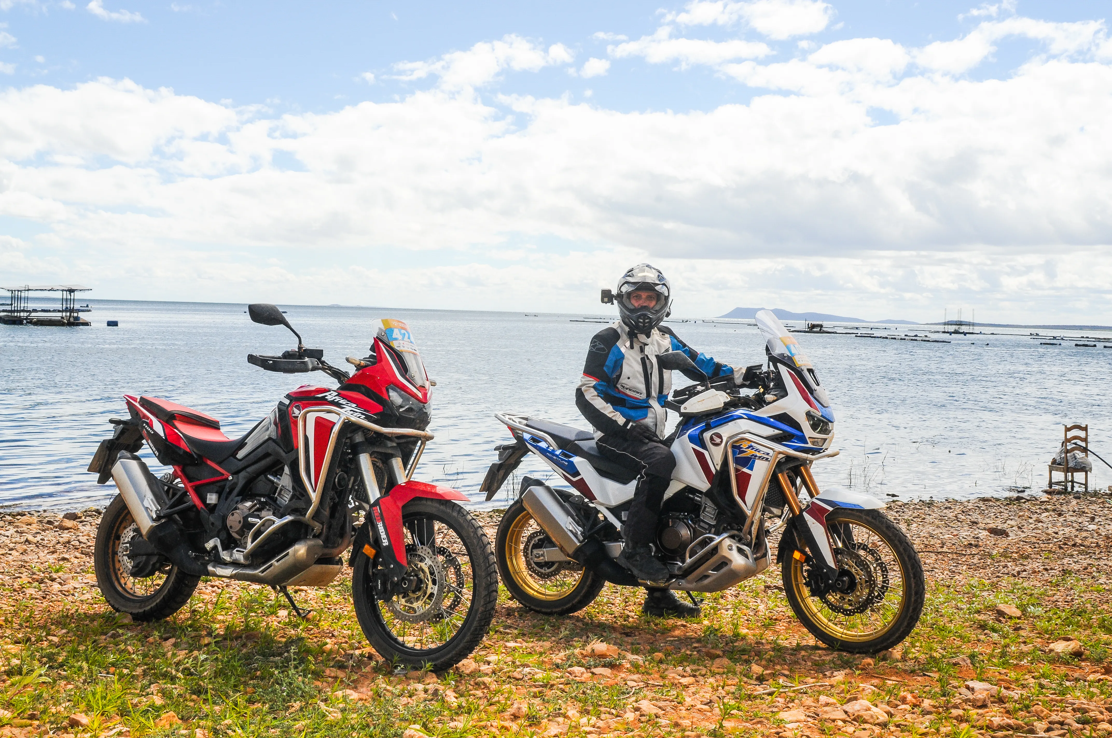 Duas Motos Honda CRF 1100L Africa Twin Honda paradas na frente do mar