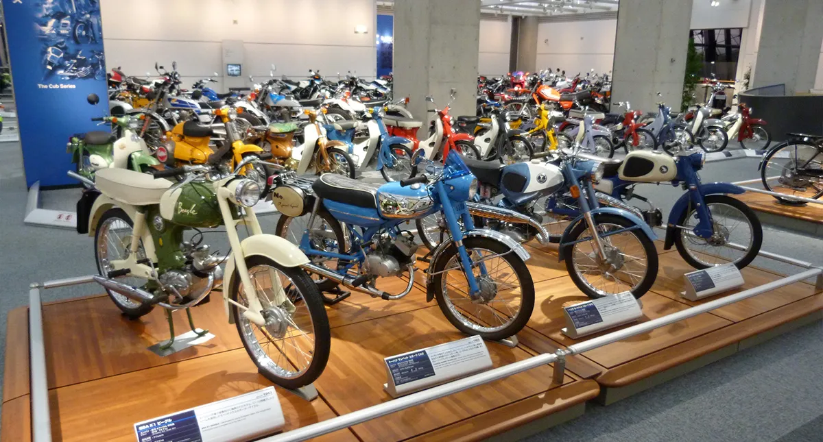 Salão de exposições de motos antigas fabricadas pela Honda