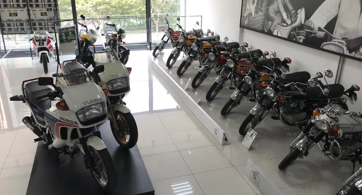 Fileira de Motos expostas no Museu da Honda Remaza Collection