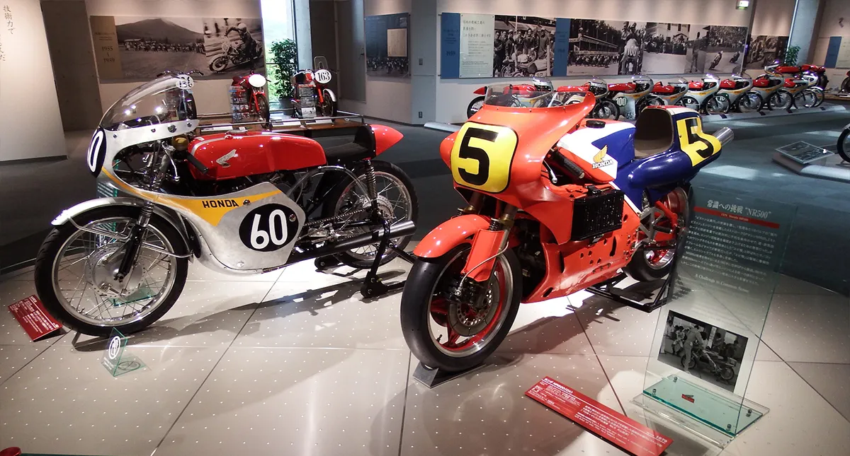 Motos Honda RC 143 de 1960 e NR 500 do ano de 1979