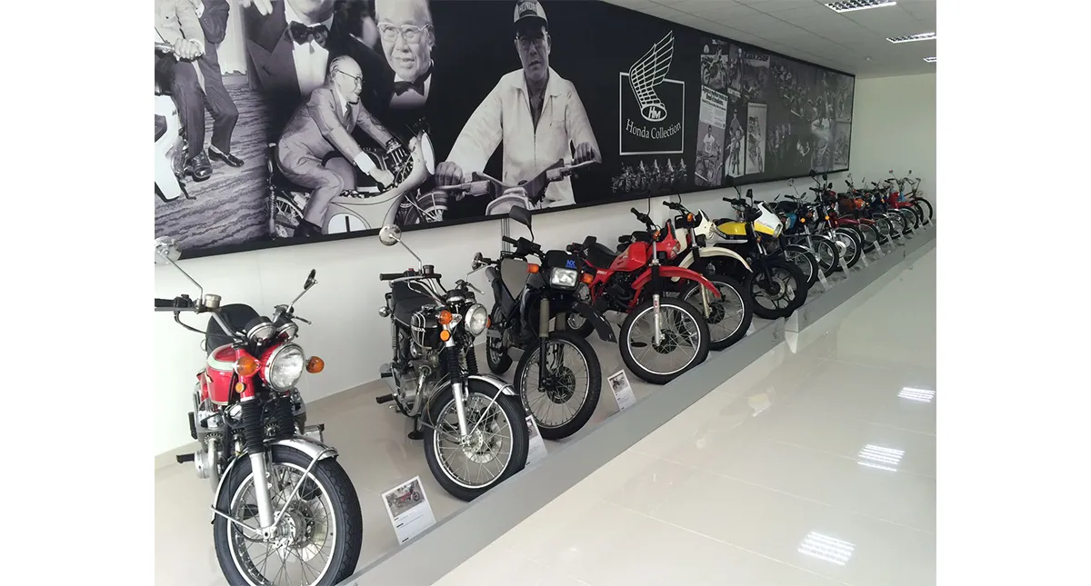 Motos Honda enfileiradas no Museu Remaza Collection