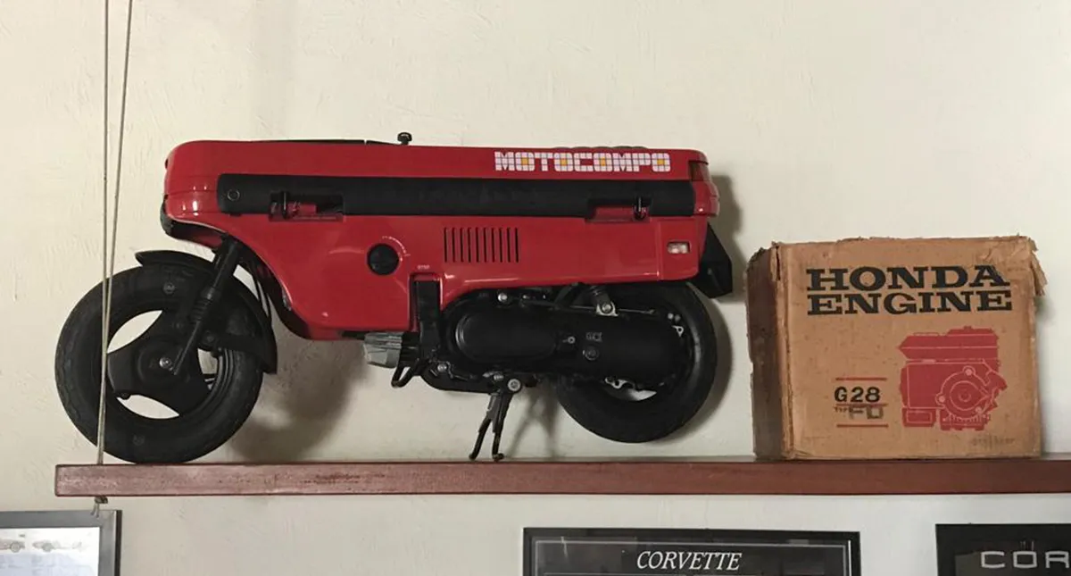 Réplica Miniatura de Moto em prateleira no Museu da Honda Remaza Collection