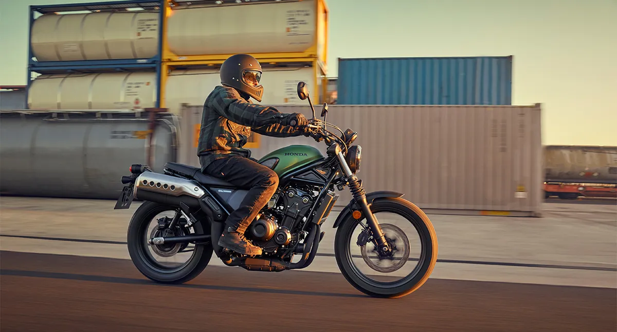 Motociclista Pilotando sua Moto CL 500