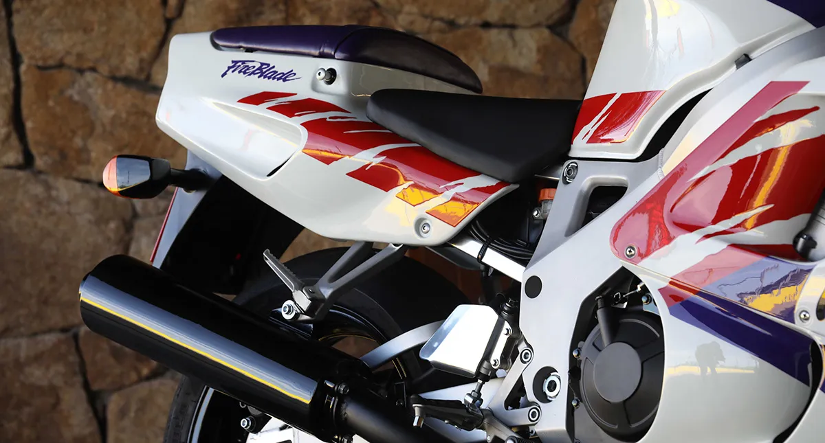 Detalhe Assento e Escapamento da Moto Honda CBR 900RR Fireblade de 1992 